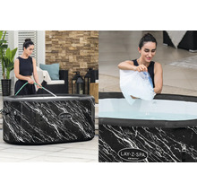 Frau befüllt Lay-Z-Spa Ice Bath mit Wasser und Eiswürfeln