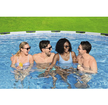 Szene mit Menschen, die sich in einem Aufstellpool vergnügen