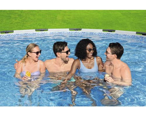 Szene mit Menschen, die sich in einem Aufstellpool vergnügen