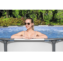 Frau entspannt in einem Aufstellpool im Garten