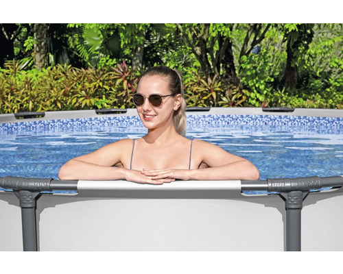Frau entspannt in einem Aufstellpool im Garten