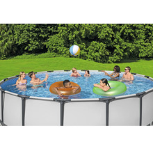 Familie und Freunde genießen einen Frame Pool im Garten.