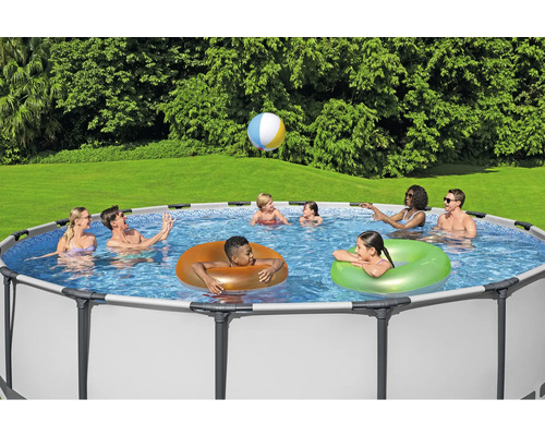 Familie und Freunde genießen einen Frame Pool im Garten.