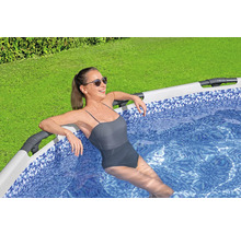 Frau entspannt in einem Pool im Garten