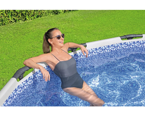 Frau entspannt in einem Pool im Garten