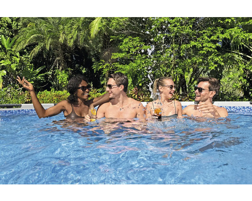 Szene mit vier Personen, die in einem Pool mit Cocktails entspannen, umgeben von tropischer Vegetation