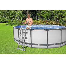 Aufstellpool mit Leiter im Garten