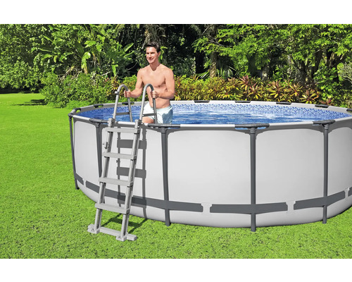 Aufstellpool mit Leiter im Garten