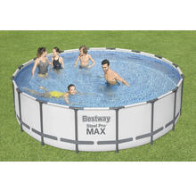 Aufstellpool mit Stahlrahmen und spielenden Personen auf einer Rasenfläche