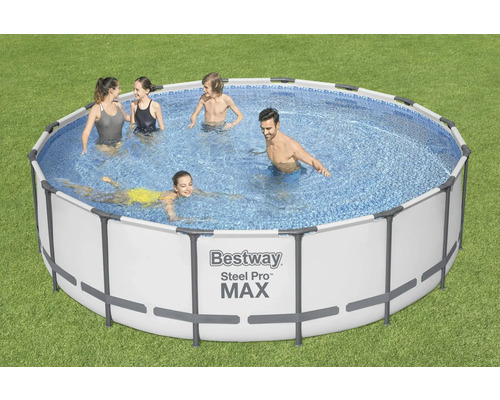 Aufstellpool mit Stahlrahmen und spielenden Personen auf einer Rasenfläche