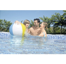 Familie mit Strandball im Schwimmbecken