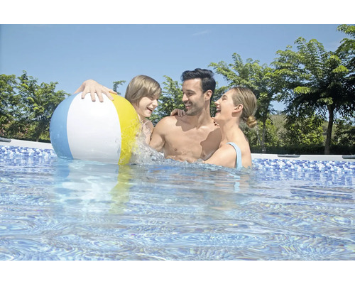 Familie mit Strandball im Schwimmbecken