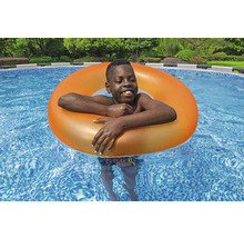 Junge schwimmt mit einem Schwimmreifen im Pool