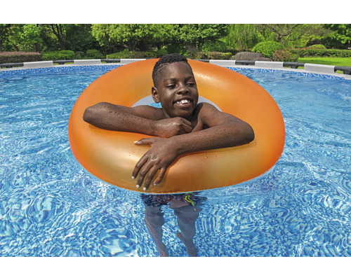 Junge schwimmt mit einem Schwimmreifen im Pool