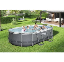Aufblasbarer Pool mit Menschen im Garten