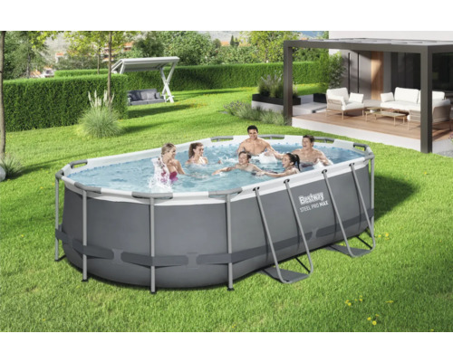 Aufblasbarer Pool mit Menschen im Garten