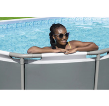 Frau im Swimmingpool mit Stahlrahmen