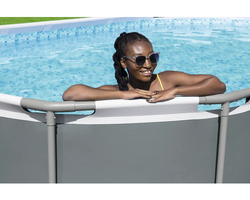 Frau im Swimmingpool mit Stahlrahmen