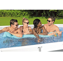 Gruppe von Menschen entspannt sich in einem Frame Pool