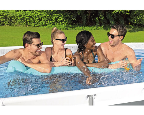 Gruppe von Menschen entspannt sich in einem Frame Pool