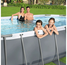 Familie genießt den Pool im Garten mit Stahlrahmen.