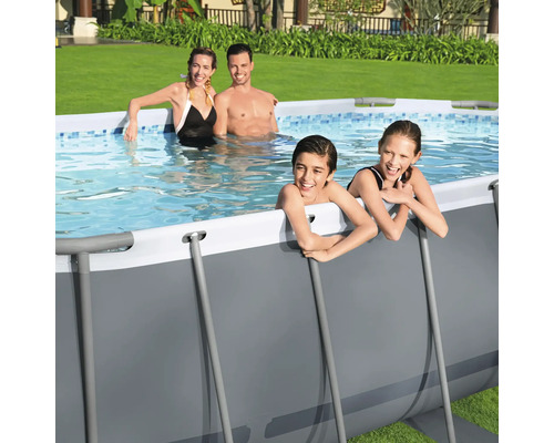 Familie genießt den Pool im Garten mit Stahlrahmen.