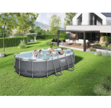 Familie badet im Stahlrahmenpool von Bestway im Garten
