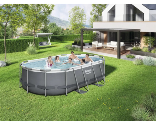 Familie badet im Stahlrahmenpool von Bestway im Garten