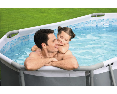 Mann und Kind in einem Frame Pool