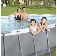 Familie genießt einen Pool im Garten