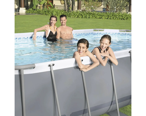 Familie genießt einen Pool im Garten