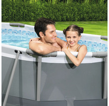 Vater und Tochter im Stahlrahmenpool im Garten