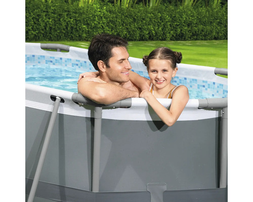 Vater und Tochter im Stahlrahmenpool im Garten