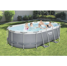 Aufstellpool mit Familie im Garten