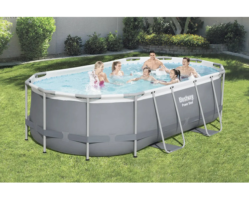 Aufstellpool mit Familie im Garten