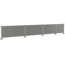 Sichtschutzzaun mit horizontalen Elementen und Metallpfosten