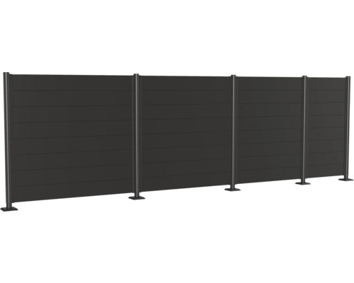 Gartenzaun mit horizontalen Paneelen und Pfosten