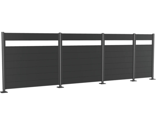 Sichtschutzzaun mit horizontalen Lamellen und transparenten Bereichen für den Garten