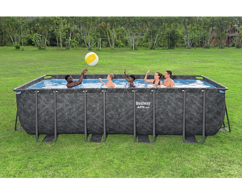 Rechteckiger Aufstellpool mit Bällen und Personen im Garten