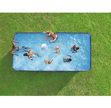 Rechteckiger Pool mit Menschen auf Rasenfläche