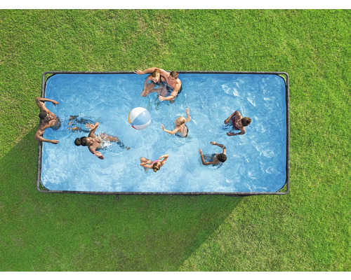 Rechteckiger Pool mit Menschen auf Rasenfläche