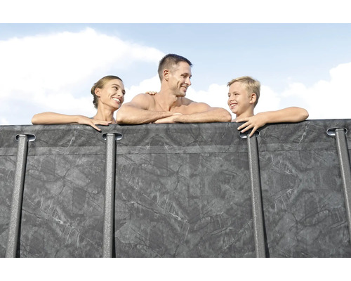 Familie am Pool mit Beckenrand in Marmoroptik.