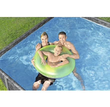 Familie mit Schwimmreifen in einem Frame Pool