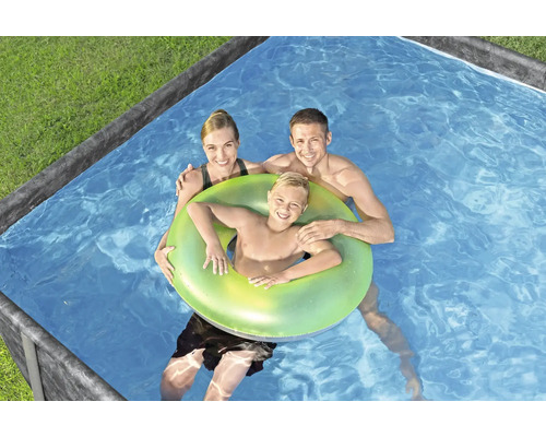 Familie mit Schwimmreifen in einem Frame Pool