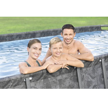 Familie im Pool, Freizeit im Garten