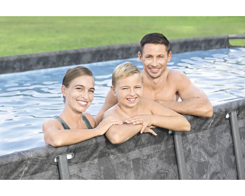Familie im Pool, Freizeit im Garten