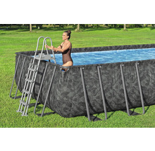 Rechteckiger Aufstellpool mit Leiter im Garten.