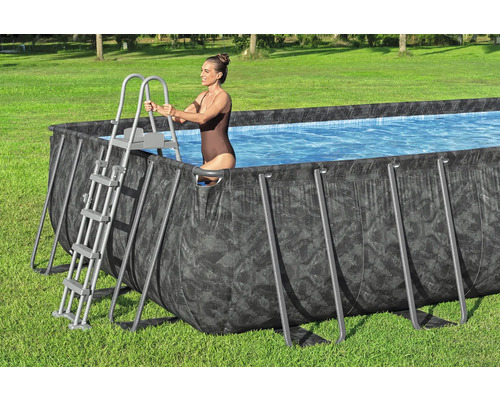 Rechteckiger Aufstellpool mit Leiter im Garten.