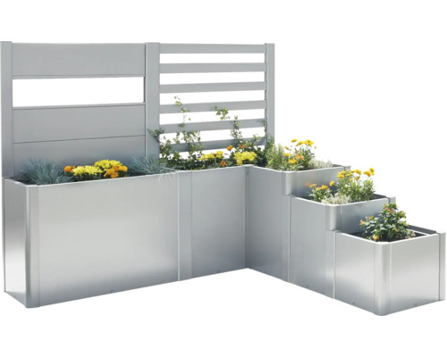 Mehrteiliger, gestufter Pflanzkasten aus Metall mit Pflanzen und Sichtschutz