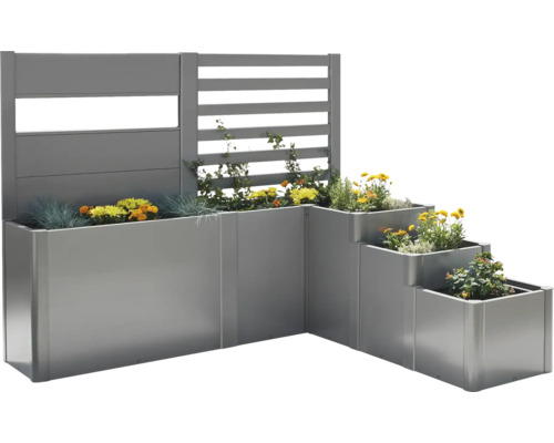 Gestufte Pflanzkästen mit Sichtschutzwand und Bepflanzung